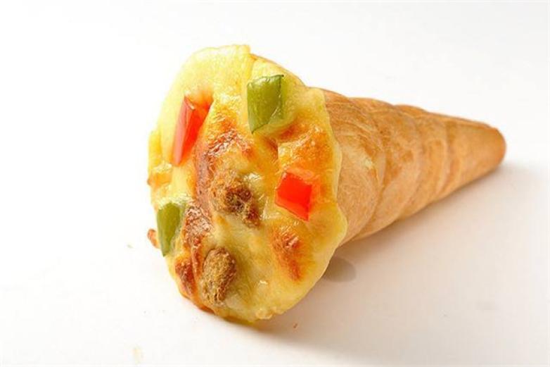 那波勒手握披萨